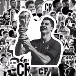 Puede incluir: Una pegatina con un futbolista sonriente sosteniendo un trofeo, rodeado de im&aacute;genes en blanco y negro del mismo jugador. El jugador lleva una camiseta roja con un escudo. El trofeo es dorado.