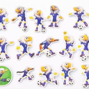 Pu&ograve; includere: Una collezione di adesivi di aquile dei cartoni animati in varie pose, tutti con uniformi da calcio blu con il numero 8. Ogni adesivo ha un pallone da calcio e uno sfondo bianco.