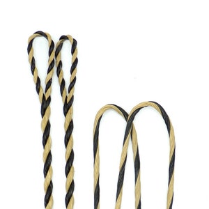 Può includere: Due corde ritorte nere e beige, ciascuna con un anello in cima. Le corde sono lunghe circa 30 cm.