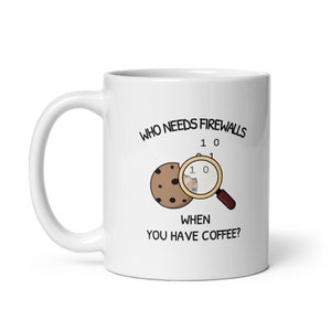 Taza con el mensaje "¿Quién necesita firewalls cuando tiene café?" para profesionales de TI: ciberseguridad, administrador de redes, regalo para expertos en tecnología, accesorio de escritorio para programadores