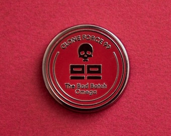 La spilla smaltata Omega Bad Batch