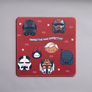 Pode incluir: Mousepad vermelho com uma variedade de personagens de desenhos animados, incluindo um coelho, uma pessoa com cabelo loiro e vários personagens usando capacetes. O texto "DEFECTIVE AND EFFECTIVE!" está impresso no mousepad.