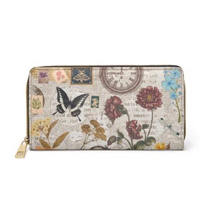 Könnte beinhalten: Eine beige Reißverschluss-Geldbörse mit einem Vintage-Blumen- und Schmetterlingsdesign. Die Geldbörse hat einen goldenen Reißverschluss und ist mit Illustrationen von Blumen, Schmetterlingen, Briefmarken und einer Uhr verziert. Das Gesamtdesign hat eine Collage-Ästhetik.