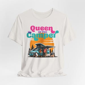 Maglietta Queen of the Camper - Perfetta per gli amanti del campeggio, gli amanti dell'avventura, i festival estivi, gli esploratori all'aria aperta, regalo per gli appassionati di camper