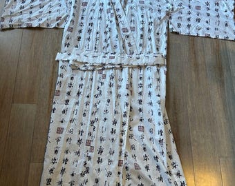 Kimono unisex blanco con estampado de caligrafía, talla 59, de algodón con cinturón.