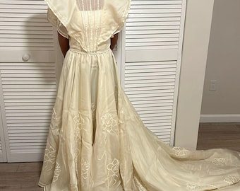 Victorian-meets-1970s Romantik Vintage Creme Perlen Seide Hochzeit Verlobung Kleid