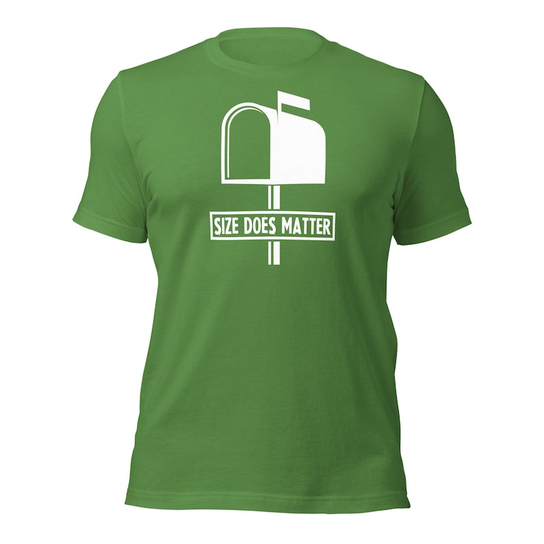 Puede incluir: Camiseta verde con un gr&aacute;fico blanco de un buz&oacute;n y el texto "SIZE DOES MATTER" en un rect&aacute;ngulo blanco. La camiseta est&aacute; hecha de un material suave.