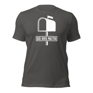 Puede incluir: Camiseta gris oscuro con un dise&ntilde;o de buz&oacute;n blanco. El buz&oacute;n est&aacute; abierto y el texto "SIZE DOES MATTER" se muestra en un rect&aacute;ngulo blanco debajo.