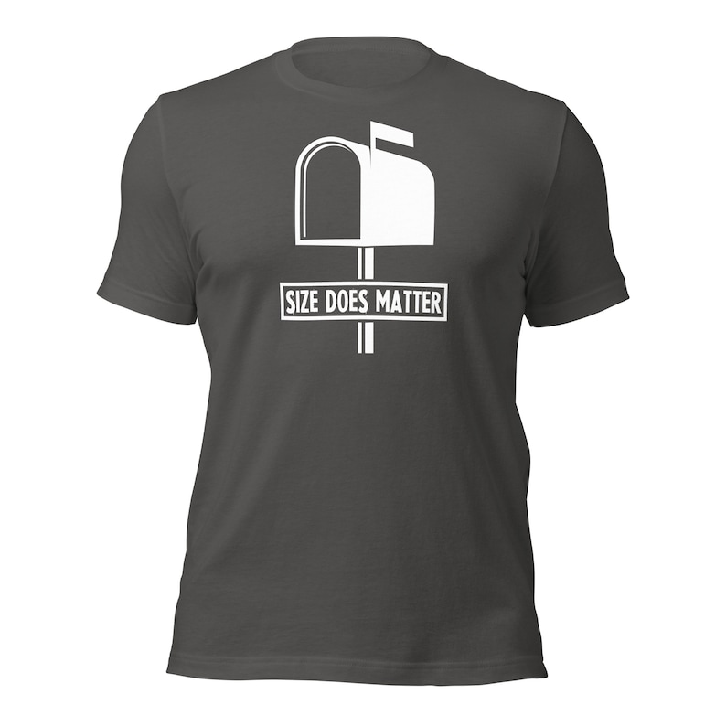 Puede incluir: Camiseta gris oscuro con un dise&ntilde;o de buz&oacute;n blanco. El buz&oacute;n est&aacute; abierto y el texto "SIZE DOES MATTER" se muestra en un rect&aacute;ngulo blanco debajo.