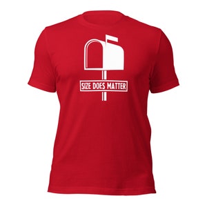 Puede incluir: Camiseta roja con un gr&aacute;fico blanco de un buz&oacute;n y el texto "SIZE DOES MATTER" en un rect&aacute;ngulo blanco. La camiseta tiene mangas cortas y cuello redondo.