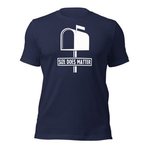 Puede incluir: Camiseta azul marino con un dise&ntilde;o blanco de un buz&oacute;n y el texto "SIZE DOES MATTER" en un rect&aacute;ngulo blanco. El dise&ntilde;o est&aacute; centrado en la parte delantera. La camiseta tiene mangas cortas y cuello redondo.