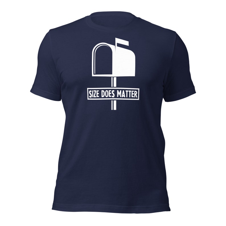 Puede incluir: Camiseta azul marino con un dise&ntilde;o blanco de un buz&oacute;n y el texto "SIZE DOES MATTER" en un rect&aacute;ngulo blanco. El dise&ntilde;o est&aacute; centrado en la parte delantera. La camiseta tiene mangas cortas y cuello redondo.