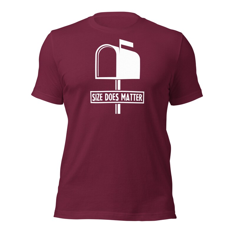 Puede incluir: Camiseta burdeos con un gr&aacute;fico blanco de un buz&oacute;n y el texto "SIZE DOES MATTER" en un rect&aacute;ngulo blanco. La camiseta est&aacute; hecha de un material suave y tiene mangas cortas.