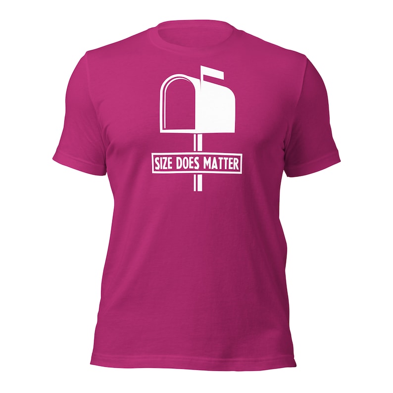 Puede incluir: Camiseta magenta con un gr&aacute;fico de buz&oacute;n blanco y el texto "SIZE DOES MATTER" en un rect&aacute;ngulo blanco. El dise&ntilde;o del buz&oacute;n incluye una bandera y un poste. La camiseta est&aacute; hecha de un material suave.