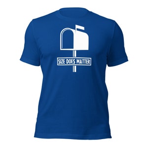 Puede incluir: Camiseta azul real con un gr&aacute;fico de buz&oacute;n blanco y el texto "SIZE DOES MATTER". El dise&ntilde;o est&aacute; centrado en el pecho. La camiseta tiene mangas cortas y cuello redondo.