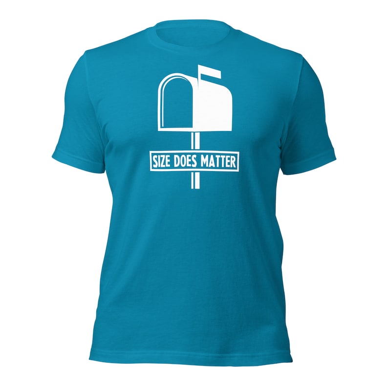 Puede incluir: Una camiseta turquesa con un gr&aacute;fico de buz&oacute;n blanco y el texto "SIZE DOES MATTER" en un cuadro rectangular. El dise&ntilde;o del buz&oacute;n incluye una bandera y una puerta. La camiseta est&aacute; hecha de material suave.