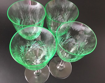 Copas de vino antiguas de cristal de uranio de la época eduardiana - Juego de 4, copas verdes con corte geométrico de diamante y abanico, cristalería reactiva a los rayos UV, circa 1900.