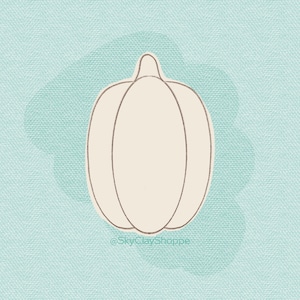 Puede incluir: Un contorno blanco de una calabaza sobre un fondo azul claro. El texto "@SkyClayShoppe" está en la parte inferior de la imagen.