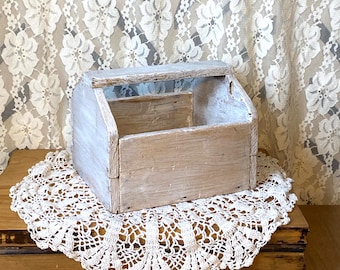 Vintage handgemachter weißer Distressed Holz Caddy Korb