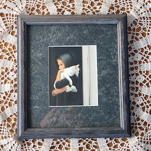 Impresión profesional enmarcada de 9 x 10 de la niña amish &quot;Sarah&quot; de N.A. Noel con gato, decoración artística de casa de campo