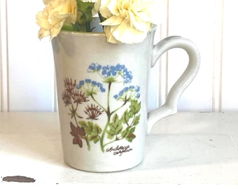Vintage mok van aardewerk met wilde bloemen uit de jaren 80: Cottage Kitchen Decor