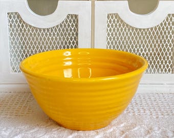 Bol pequeño de cerámica vintage Bauer de color amarillo brillante con forma de anillo.