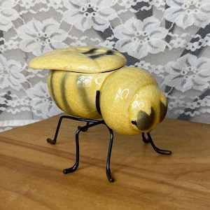 Tarro de cerámica vintage de los años 50 con forma de abeja, tarro de miel y tarro de mermelada con patas de alambre.