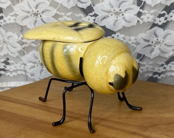 Tarro de cerámica vintage de los años 50 con forma de abeja, tarro de miel y tarro de mermelada con patas de alambre.