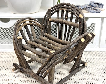 Silla de madera en miniatura estilo vintage hecha con ramitas dobladas y soporte para plantas