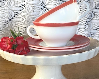 Xícaras e pires vintage em Pyrex