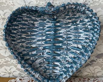 Cesta de mimbre azul vintage con forma de corazón, estilo casa de campo.