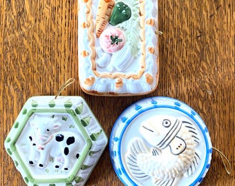 Trois plaques de moule à gâteau en céramique vintage