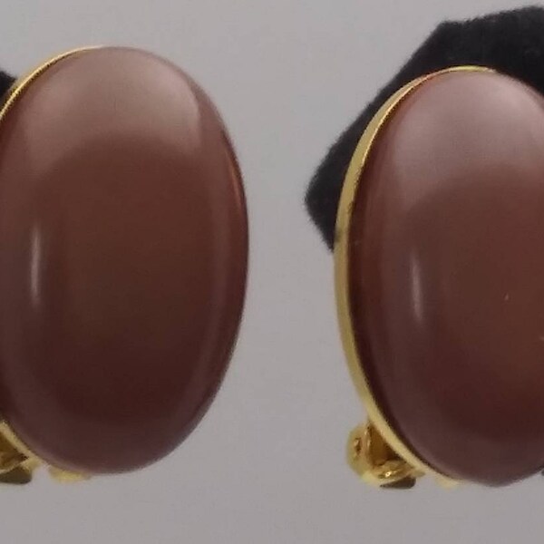 Vintage Alexis Kirk Pearlized Brown Thermoset Lucite Oval Cabochon in Goldtone setting Clip on Earrings