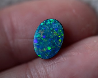 Doppietto di opale australiano da 1,15 ct, supporto Dark Potch, forma ovale, tonalità blu, verdi e gialle, estremamente brillante e brillante!