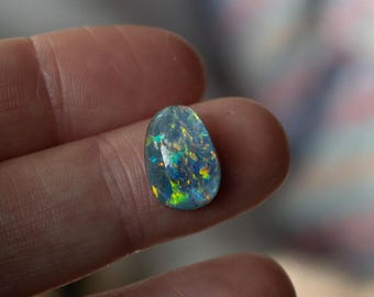 Tripletto di opale australiano da 4,05 ct, forma a pera arrotondata, splendide tonalità di blu, giallo e verde, scintillante e luminoso.