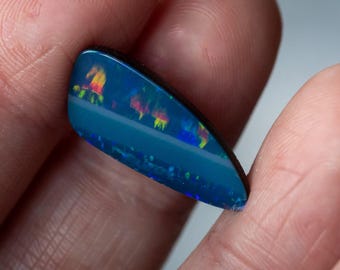 Doppietto di opale australiano da 5,10 ct, supporto in pietra di ferro, forma libera, colori brillanti e scintillanti: blu, rosso, arancione, verde, giallo: stupendo!