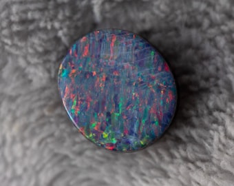 Doppietta di opale australiano da 5 ct, forma rotonda, opale blu con striature rosse, verdi, blu, gialle e arancioni. Luminosa e accattivante.