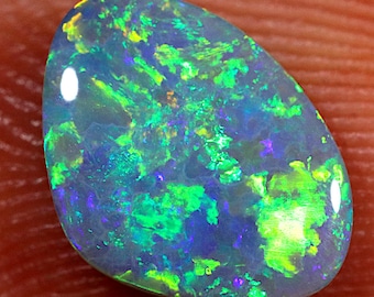 Cabochon a forma libera in opale scuro Lightning Ridge da 0,9 ct, blu, verde, giallo.
