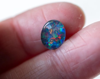 Tripletto di opale australiano da 2,10 ct, cabochon ovale, colori brillanti e scintillanti, molti rossi, blu, verdi, gialli, arancioni.