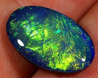 Splendido opale ovale da 5,2 carati proveniente da Lightning Ridge, qualità gemma, base nera! Qualità squisita. Ottime dimensioni.