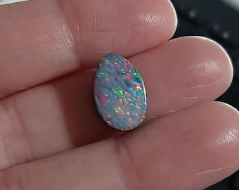 Doppietta di opale australiano da 8 ct, con supporto in pietra di ferro. Forma a goccia. Brillanti riflessi rossi, arancioni, blu, verdi e gialli.