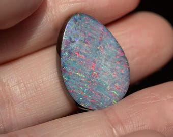 Doppietta di opale australiano da 16 carati, a forma di goccia, blu con splendide striature di rosso, arancione, giallo, verde e blu. Buone dimensioni.