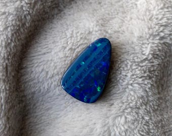 Doppietto di opale australiano da 24 carati, supporto in pietra di ferro, forma triangolare, splendido opale blu striato con scintillii blu e verdi.