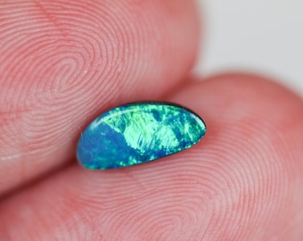 Doppietto di opale australiano Lightning Ridge da 0,55 carati, forma libera. Lucidato a specchio, blu elettrico e verde!