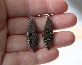 Orecchini in opale australiano, pietra di ferro e argento sterling, forma a goccia libera, marrone, giallo, verde, orecchie forate.