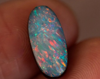 Doppietta di opale australiano da 2,35 ct, supporto in vetro nero, ovale lungo, blu con brillanti riflessi di colore, rosso, arancione, giallo, verde, blu.