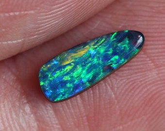 Cabochon lucido a forma libera con doppietto di opale australiano da 0,6 carati. Motivo e colori brillanti.
