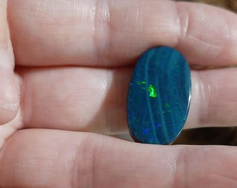 Doppietto di opale australiano da 21 carati, retro in pietra di ferro, blu striato, scintillii e lampi di blu e verde