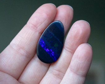 Doppietto di opale australiano da 29 carati, supporto in pietra di ferro, forma a goccia, blu scuro e nero, riflessi e scintillii blu brillante, dimensioni grandi.