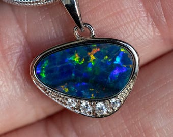 Collana con pendente in opale di cristallo blu australiano, argento sterling rodiato. Catena inclusa. Brillantini blu, verdi, arancioni e gialli.